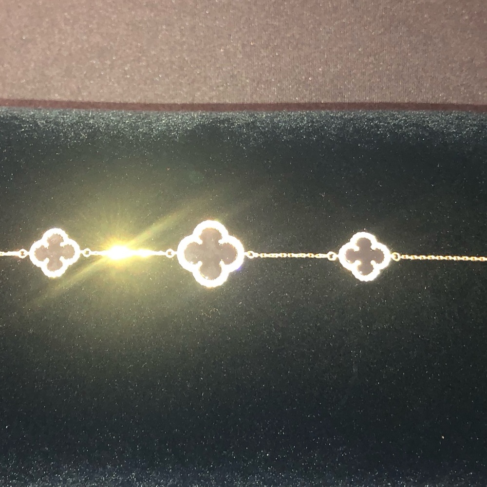 Onyx Clover Bracelet - Picture 3 of 12